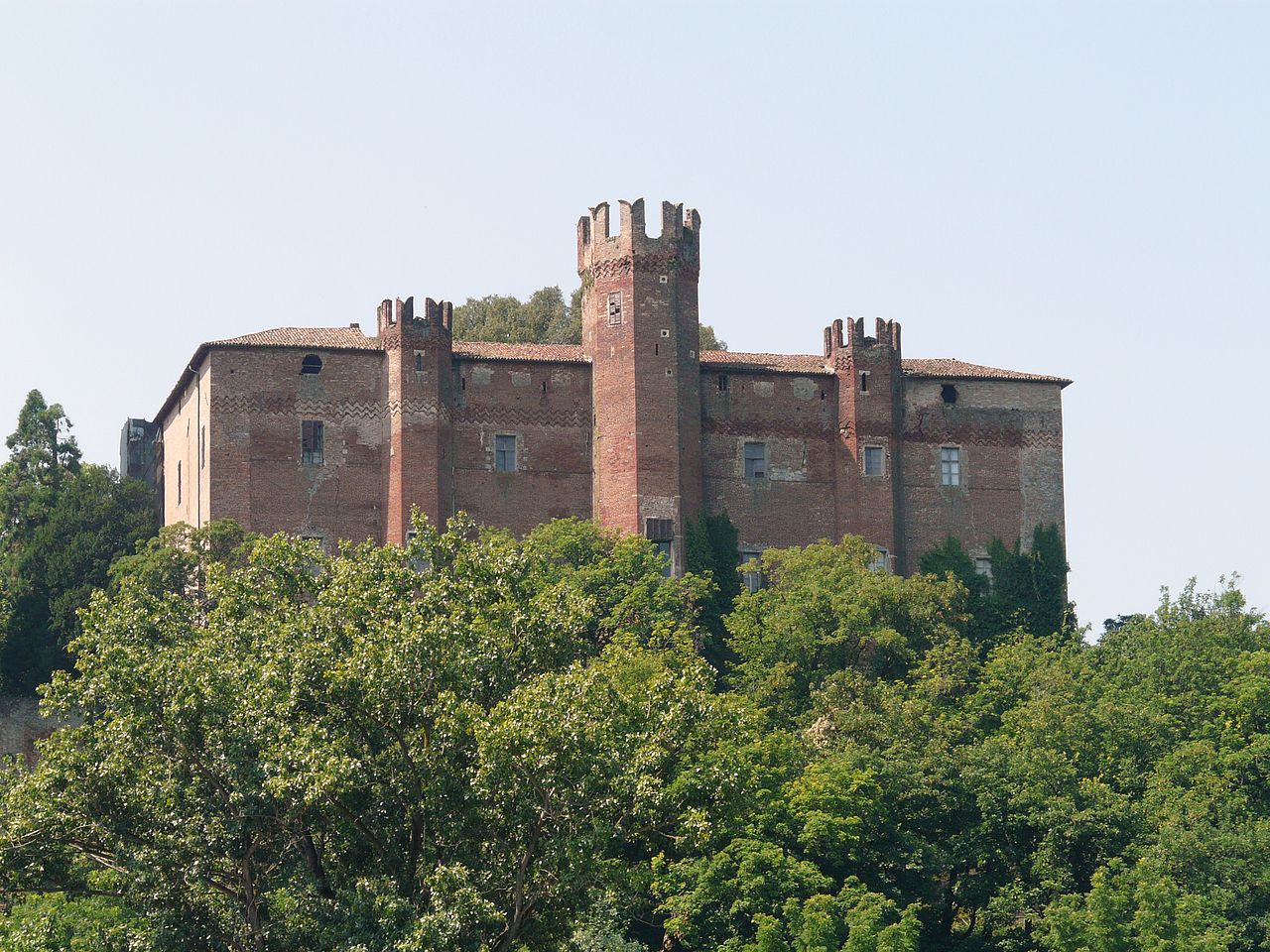 1280px-Pomaro_Monferrato-castello1